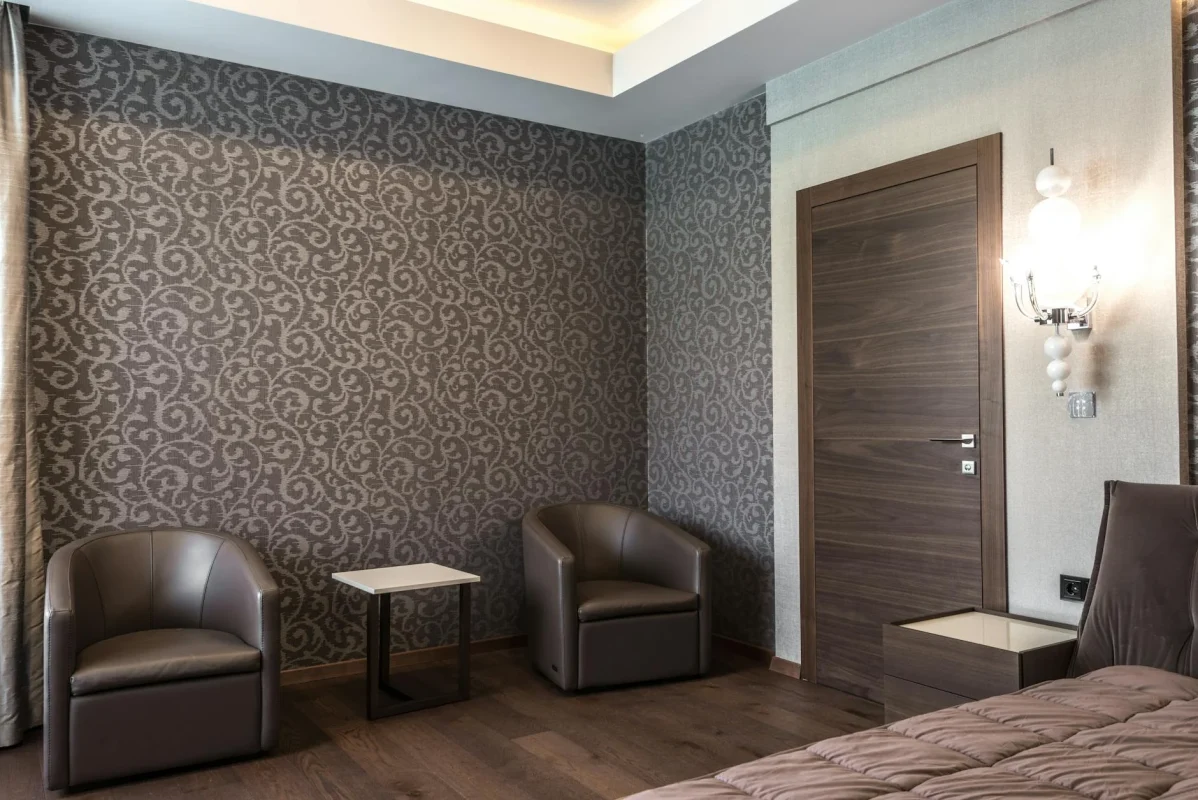 Parket Lantai Kayu vs Karpet Kamar Hotel: Mana Lebih Baik? 1 Hotel Room Wooden Floor Carpet Floor