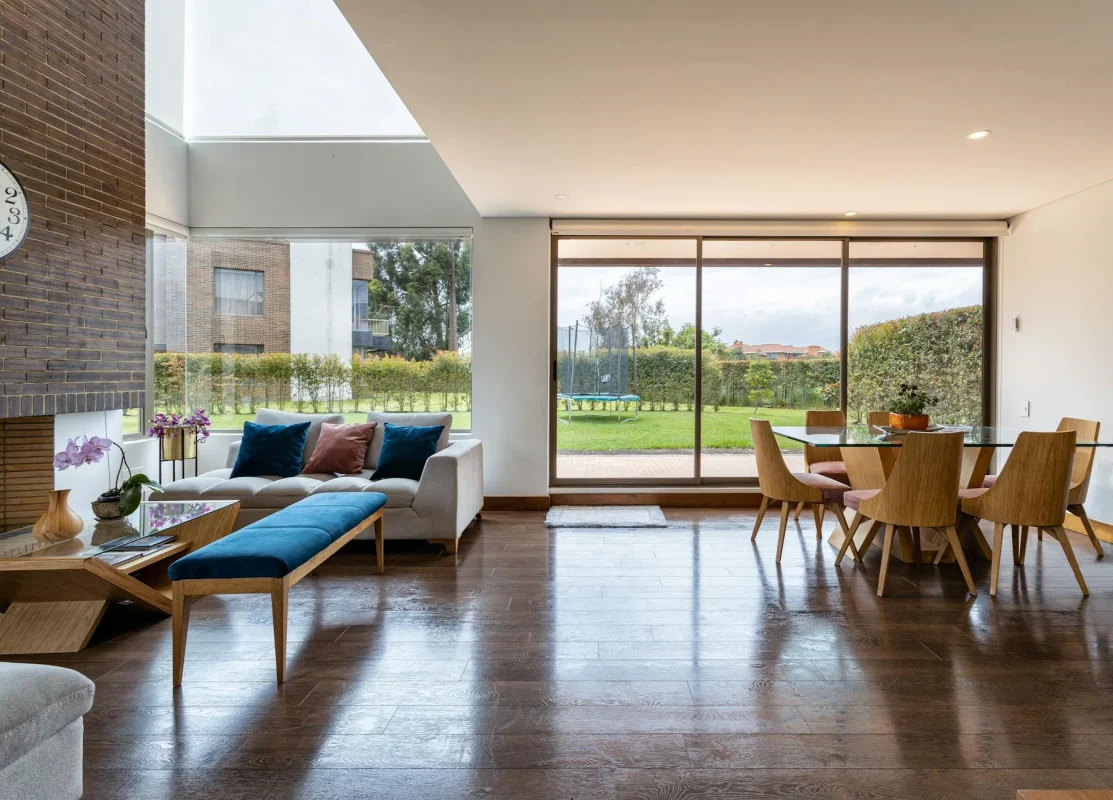 Mengapa Lantai Parket Kayu Terasa Dingin Saat Hujan? 2026 7 Luxury House Real Estate Wood Interior