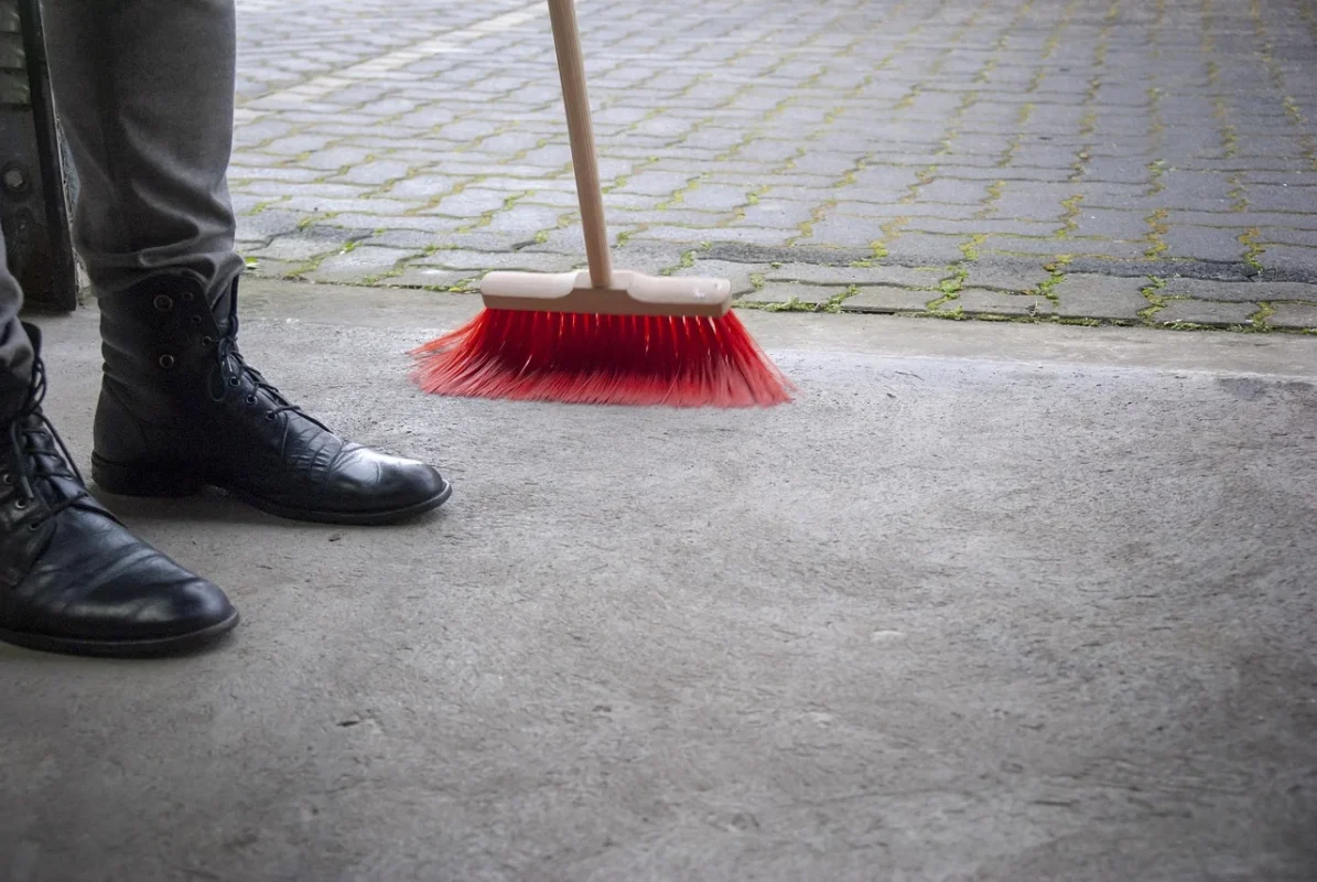 Parket Lantai Kayu vs Karpet Kamar Hotel: Mana Lebih Baik? 4 Maintenance Cost Hotel Housekeeping Floor Cleaning