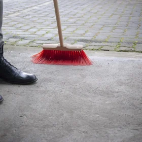 Parket Lantai Kayu vs Karpet Kamar Hotel: Mana Lebih Baik? 1 Maintenance Cost Hotel Housekeeping Floor Cleaning