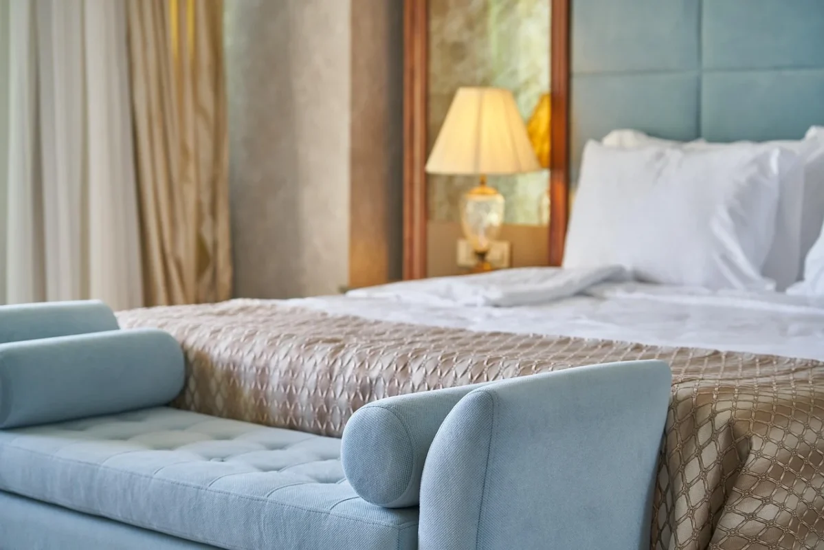 Parket Lantai Kayu vs Karpet Kamar Hotel: Mana Lebih Baik? 6 Mengapa Memilih Lantaiparket.id Untuk Proyek Hotel Anda?
