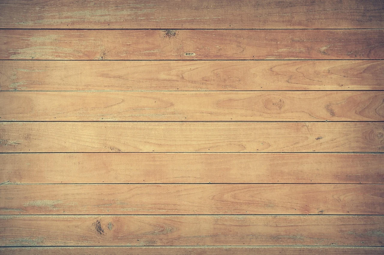 Jasa Pasang Decking Kayu Surabaya: Biaya & Tahapan 4 Permukaan papan kayu merbau cokelat kemerahan yang mulai sedikit weathered