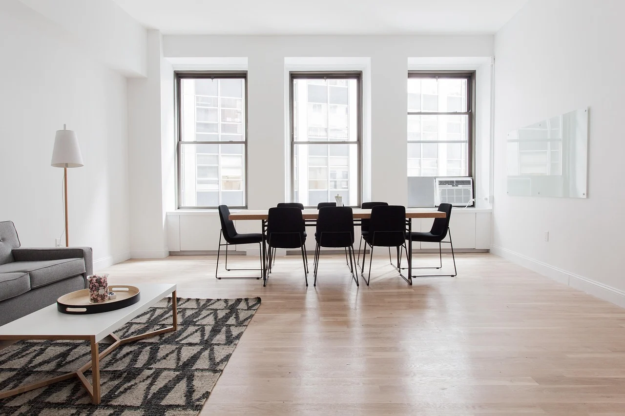 Jasa Pasang Lantai Parket Surabaya: Rekomendasi, Harga per m2 2026 & Cara Memilih 1 Lantai parket kayu terang di ruang tamu dan ruang makan rumah di Surabaya
