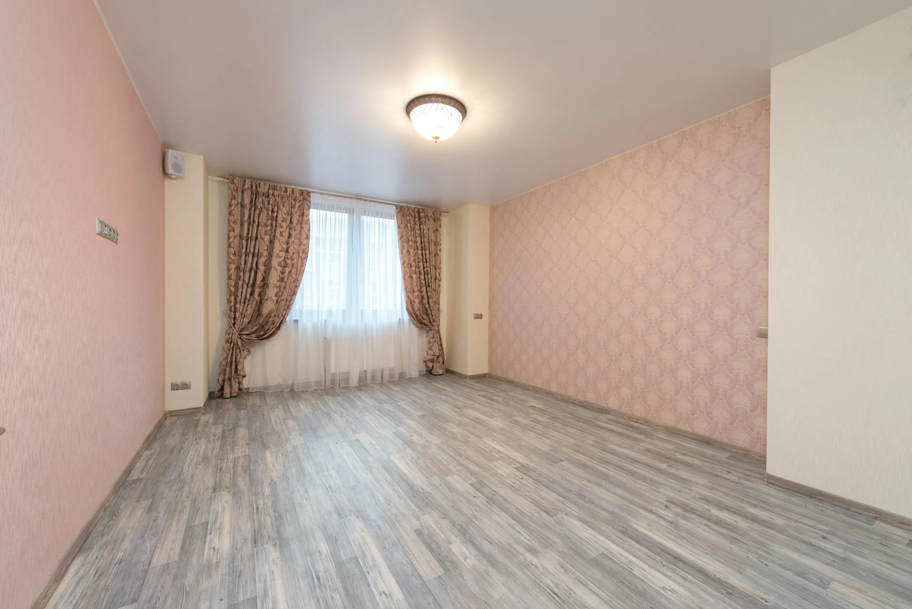 Lantai Parket Laminate: Pilihan Estetis dan Fungsional untuk Rumah Anda 2 Perbandingan papan lantai laminate dan SPC