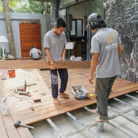 Decking Kayu Lamongan - Jual Pasang Bengkirai Ulin Merbau Terbaik 4 Referensi decking kayu outdoor untuk area rumah di Lamongan