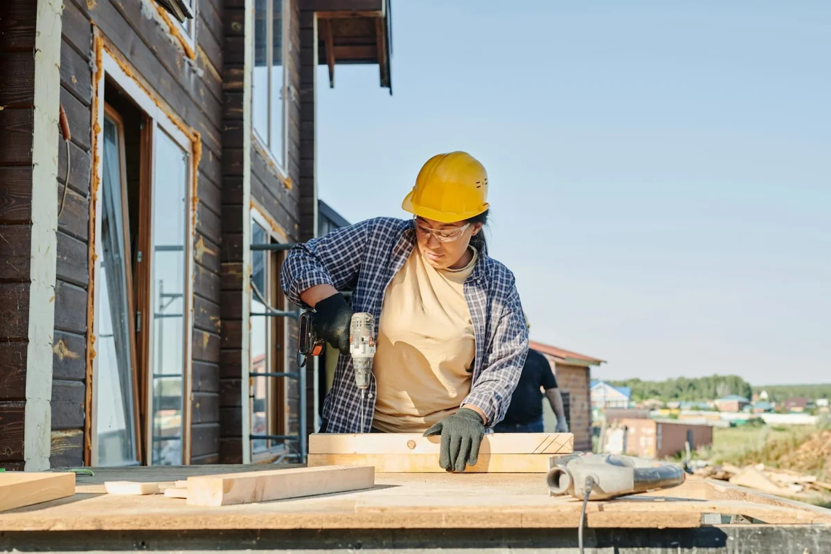 Mengapa Lantai Parket Kayu Terasa Dingin Saat Hujan? 2026 2 Professional Carpenter Flooring Tools Construction Site