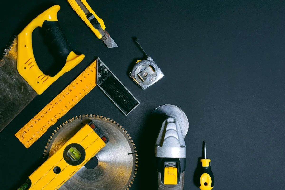 Bagus Mana Parket Lantai Kayu atau Granite? Cek Perbandingannya! 6 Professional Flooring Installer Carpenter Team Tools