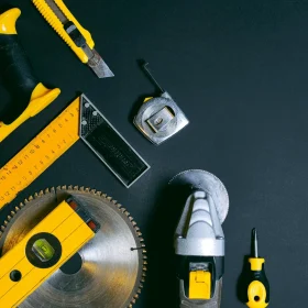 Bagus Mana Parket Lantai Kayu atau Granite? Cek Perbandingannya! 1 Professional Flooring Installer Carpenter Team Tools