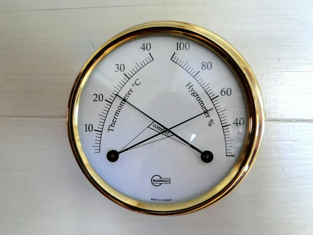 Mengapa Lantai Parket Kayu Terasa Dingin Saat Hujan? 2026 1 Wood Floor Rain Window Thermometer