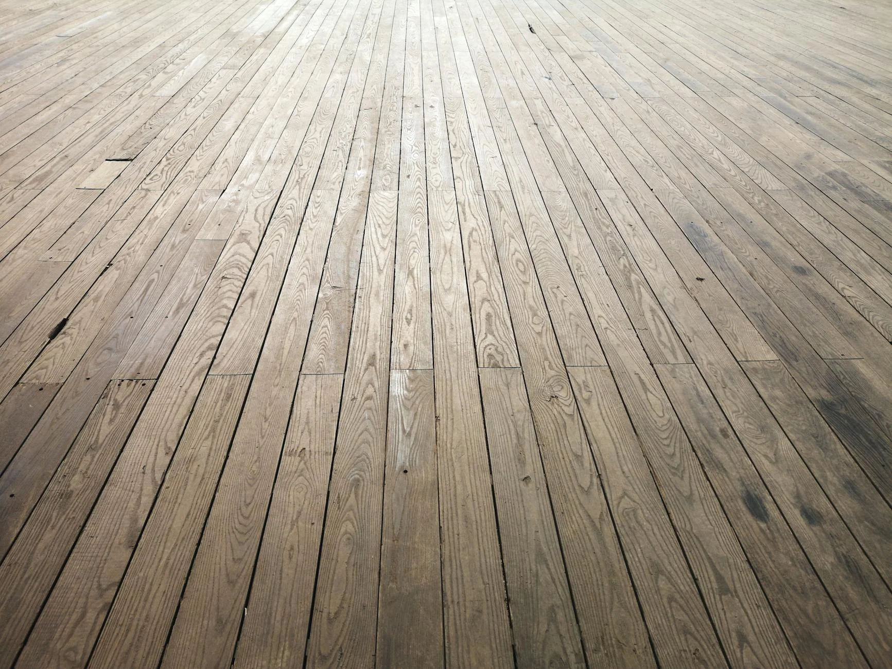 Papan lantai vinyl SPC motif kayu berjajar sebagai pilihan material untuk ruangan di Malang