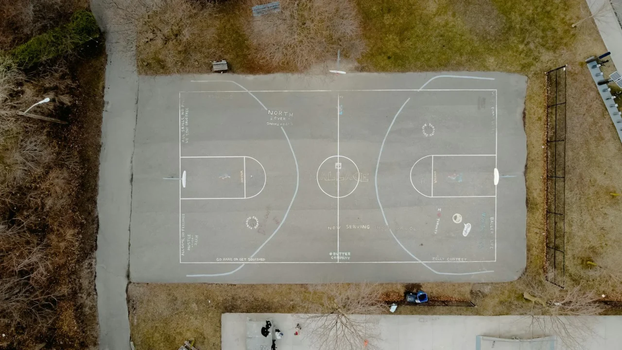 Jasa Pasang Ubin Plastik Lapangan Basket 2026 | lantaiparket.id 1 Basketball Court Construction Tools