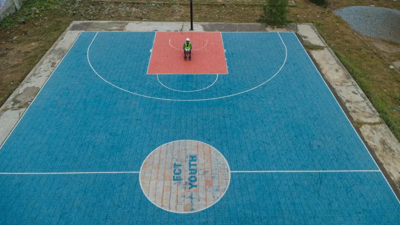 Jasa Pasang Lantai Basket Jogja - Profesional & Bergaransi 1 Basketball Court Construction Worker