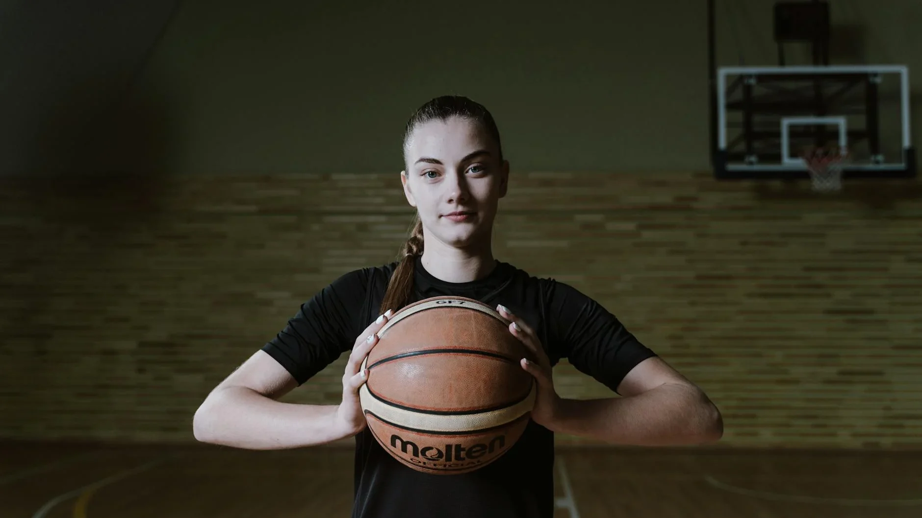Keunggulan Lantai Lapangan Basket Karet Aman, Tahan Lama, dan Estetis 2 Lapangan basket indoor dengan lantai karet berwarna di arena olahraga