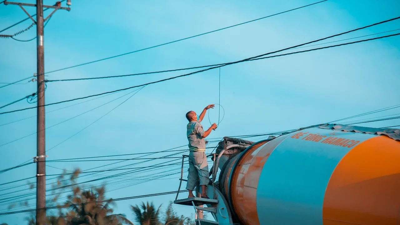 Biaya Pembuatan Lapangan Basket Outdoor 2026 2 Concrete Mixer Construction Worker