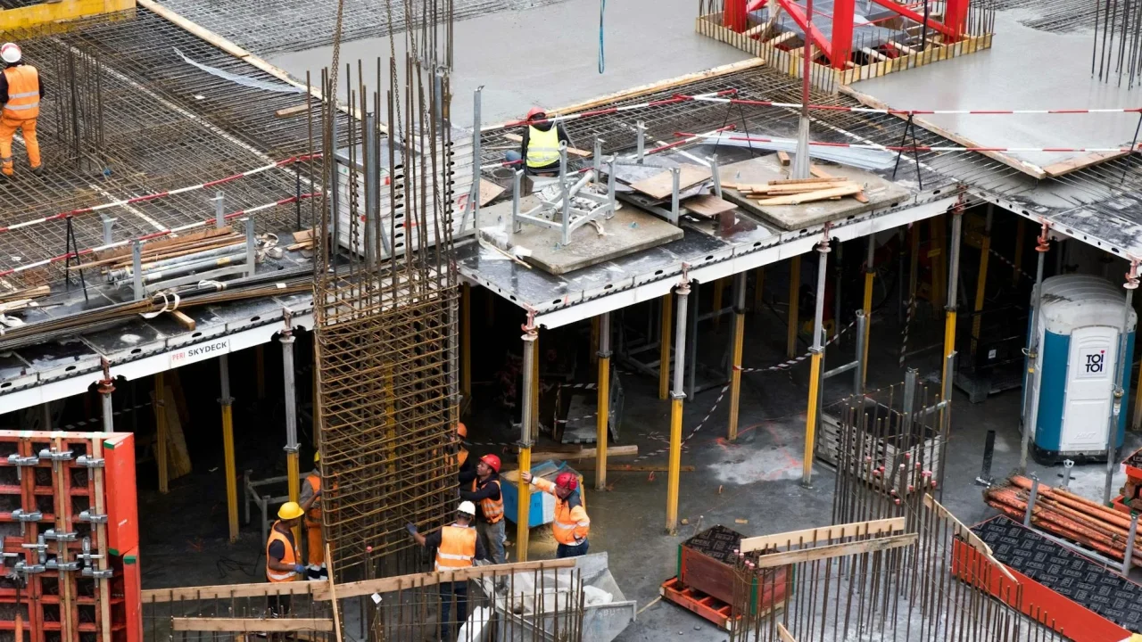 Perbandingan Interlock vs Vinyl Basket: Mana yang Terbaik? 5 Floor Inspection Construction Site