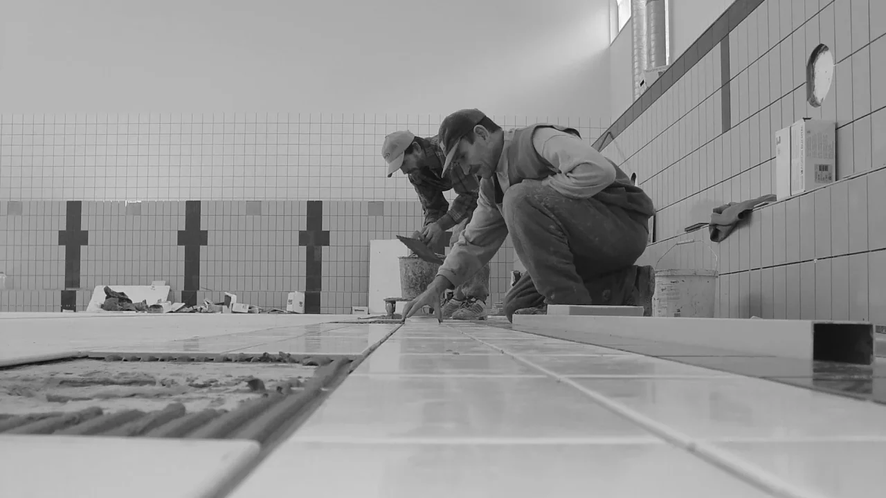 Penawaran Harga Lapangan Olahraga Premium 2026 4 Floor Installation Worker