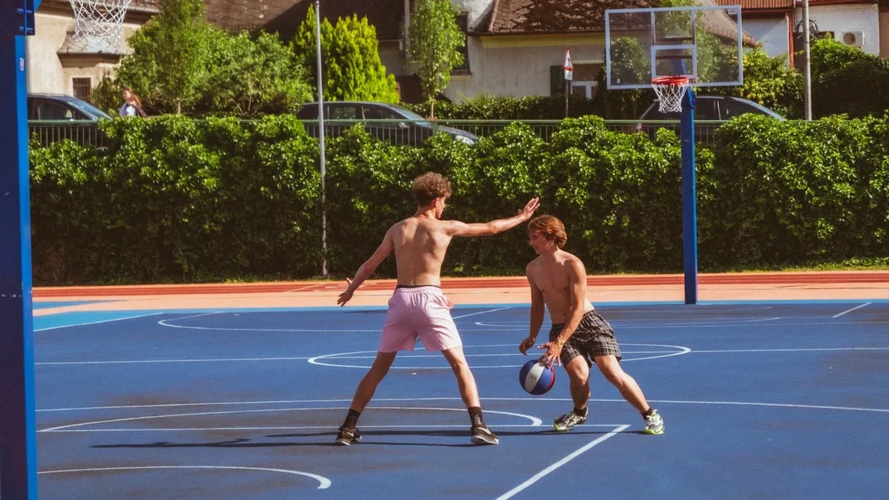 Bahan Lantai Basket Outdoor Terbaik 2026 | lantaiparket.id 1 Mengapa Pemilihan Bahan Lantai Basket Outdoor Begitu Krusial?