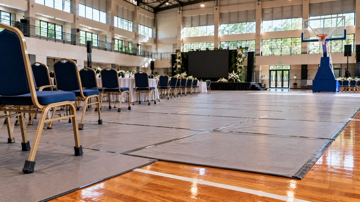 Jasa Pasang Lantai Lapangan Basket Surabaya - Spesialis Lantai Kayu 2 Pekerja mengangkat panel lantai kayu lapangan basket