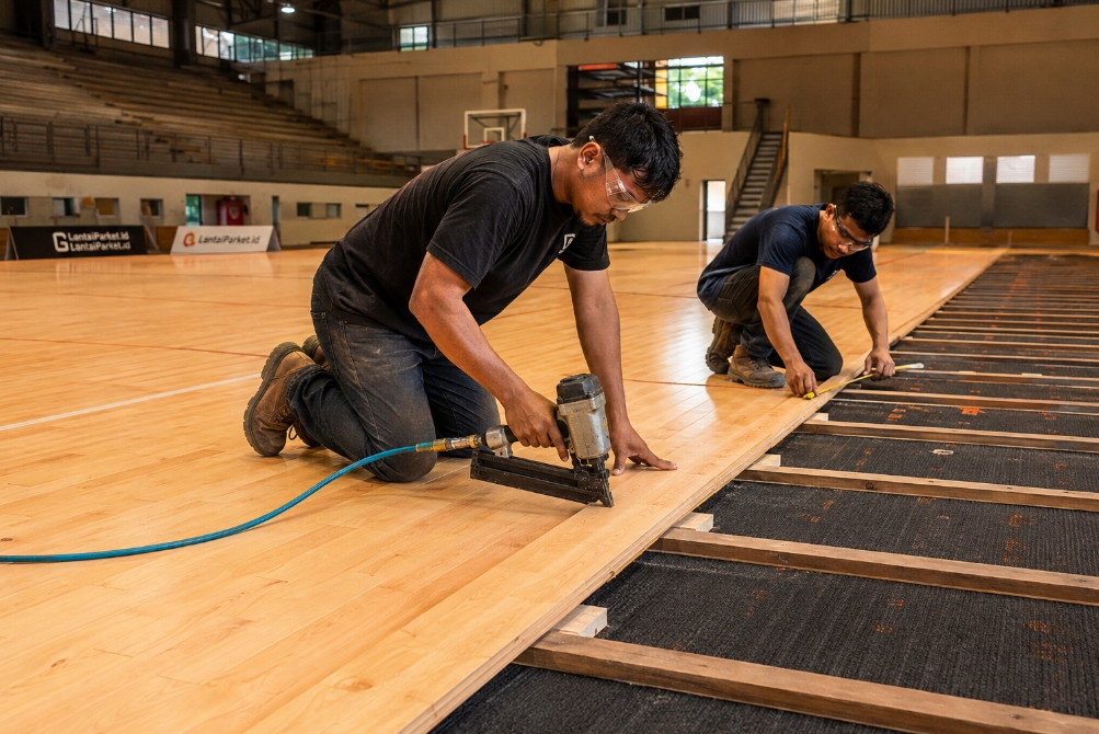 Lantai Kayu Lapangan Basket: Jati, Merbau atau Maple? Panduan 2026 4 proses pemasangan lantai kayu lapangan basket surabaya