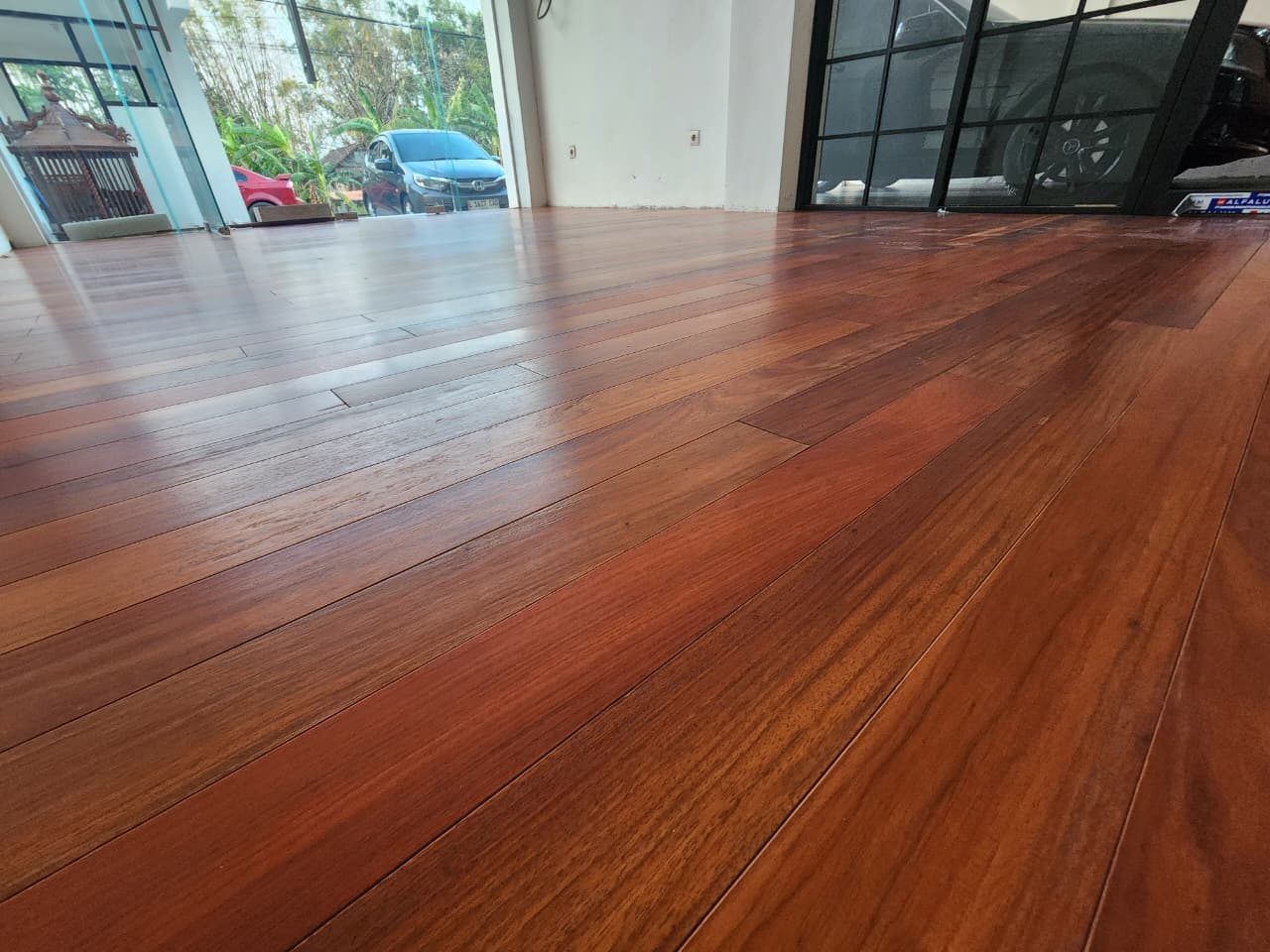 Lantai Parket Nganjuk: Proyek Kantor PT Doa Suryo Agong & Harga 2026 4 Detail finishing glossy lantai parket merbau dan jati di kantor Nganjuk