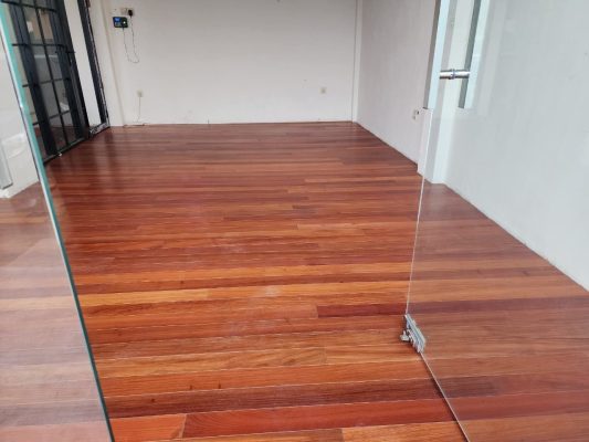 Portofolio Proyek Lantai Parket & Lantai Kayu 22 Lantai kayu merbau solid di ruang dalam kantor dilihat dari pintu kaca
