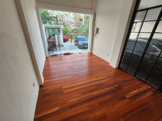 Portofolio Proyek Lantai Parket & Lantai Kayu 18 Lantai kayu solid susun lurus mengarah ke pintu masuk kaca kantor di Nganjuk