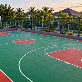 Lantai lapangan basket outdoor cat akrilik hijau dengan area kunci merah