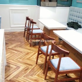 Lantai Parket Jogja 2026: Harga per m2, Jenis Kayu dan Jasa Pasang 9 Lantai parket jati motif herringbone untuk rumah di Jogja - LantaiParket.id