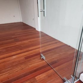 Cara Membersihkan Lantai Parket dan Merawatnya agar Awet 8 Sudut ruang kantor dengan lantai parket jati dan merbau solid