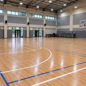 Lantai Vinyl Lapangan Basket: Harga per m2, Ketebalan, dan Perbandingan dengan Kayu 3 Lantai vinyl lapangan basket motif kayu di aula serbaguna sekolah